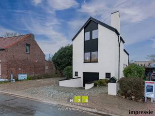 <strong>VRIJSTAANDE WONING MET 3 SLAAPKAMERS EN 2 BADKAMERS OP EEN PERCEEL VAN 4A23CA TE MAASEIK.</strong><br /><br /><strong>TROEVEN</strong><br />- Gelegen aan de Maasplassen op wandelafstand van het centrum.<br />- Lichtrijke woning met een speelse indeling. <br />- Vernieuwde ramen (aluminium) en vernieuwde keuken.<br />- Volledig onderkelderd.<br />- Inpandige garage.<br /><br /><strong>KELDERVERDIEPING</strong><br />- Garage (5,40m x 5,50m = 29,70m²): poort, smeerput, CV-installatie stookolie, tegelvloer.<br />- Berging 1 (2,60m x 4,40m = 11,44m²): aansluiting wasmachine, deur naar tuin, tegelvloer.<br />- Berging 2 (2,70m x 5,15m = 13,91m²): tegelvloer.<br />- Berging 3 (2,45m x 2,60m = 6,37m²): tegelvloer.<br />- Berging 4 (2,70m x 3,50m = 9,45m²): tegelvloer.<br /><br /><strong>GELIJKVLOERS</strong><br />- Inkomhal (2,65m x 1,60m = 4,24m²): trap naar 1ste verdieping, tegelvloer.<br />- Eetkamer ((5,00m x 2,55m) + (3,50m x 2,85m) = 22,73m²): schuifpui naar tuin, tegelvloer.<br />- Keuken (3,50m x 3,00m = 10,50m²): onder- en bovenkasten, koelkast, vaatwasser, keramische kookplaat, dampkap, trap naar kelder, tegelvloer.<br />- Toilet (1,40m x 1,60m = 2,24m²): zittoilet, lavabo, wandbetegeling, tegelvloer.<br />- Berging (1,75m x 1,70m = 2,98m²): doorgeefluik, tegelvloer.<br /><br /><strong>VERDIEPING +01</strong><br />- Overloop (1,80m x 1,35m = 2,43m²): trap naar 2de verdieping, houten vloer.<br />- Woonkamer (5,40m x 5,50m = 29,70m²): schouw voor kachel, houten vloer.<br /><br /><strong>VERDIEPING +02</strong><br />- Overloop (1,80m x 1,30m = 2,34m²): trap naar 3de verdieping, laminaat.<br />- Badkamer (1,70m x 3,00m = 5,10m²): ligbad, lavabo, Velux-raam, wandbetegeling, tegelvloer.<br />- Slaapkamer 1 (3,60m x 4,50m = 16,20m²): inbouwkasten, laminaat.<br />- Doucheruimte (3,00m x 1,60m = 4,80m²): douche, zittoilet, lavabo, wandbetegeling, tegelvloer.<br /><br /><strong>VERDIEPING +03</strong><br />- Overloop (1,70m x 1,80m = 3,06m²): Velux-raam, laminaat.<br />- Slaapkamer 2 (2,65m x 5,50m = 14,58m²): Velux-raam, zicht op de Maasplassen, laminaat.<br />- Slaapkamer 3 (2,68m x 5,50m = 14,74m²): Velux-raam, zicht op de Maasplassen, laminaat.<br /><br /><strong>EXTERIEUR</strong><br />- Omheinde tuin.<br /><br />Bekijkt u deze advertentie via een aanverwante vastgoedsite, surf dan zeker naar onze website www.N78vastgoed.be voor een uitgebreide beschrijving en foto's. Meer info: +32 (0)89 86 18 88 of info@N78vastgoed.be.