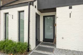 GELIJKVLOERSInkomhal 8 m² op tegel met gastentoilet en ingebouwde kasten. Leefruimte 30 m² op tegel. Keuken 12,5 m² op tegel met inductie kookplaat,...