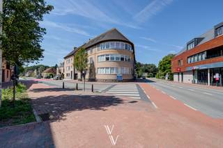 <u><strong>KIJKDAGEN: Zaterdag 27/06 van 10u - 12u en zondag 28/06 van 9u30 tot 11u30.</strong></u><br /><br />Deze ruime penthouse van maar liefst 262m² is uitstekend gelegen in het centrum van Zandhoven, op wandelafstand van winkels, scholen, horeca en openbaar vervoer. Een ideale combinatie van ruimte, comfort en een centrale ligging.<br /><br />Het appartement bevindt zich op de tweede en derde verdieping van een kleinschalig gebouw en beschikt over maar liefst vijf volwaardige slaapkamers en twee volledig uitgeruste badkamers, wat het uitermate geschikt maakt voor grotere gezinnen of wie extra ruimte wenst.<br /><br />Op de tweede verdieping komt u binnen via de inkomhal, die toegang geeft tot alle ruimtes. Op deze verdieping bevinden zich twee slaapkamers. Verder vindt u hier een apart gastentoilet, een praktische wasplaats en een badkamer uitgerust met een bad/douche, dubbele lavabo en toilet. Via de nachthal bereikt u ook het zonnige terras.<br /><br />De lichtrijke leefruimte met grote raampartijen zorgt voor een aangename natuurlijke lichtinval en een open gevoel. De tijdloze keuken bevindt zich in een aparte ruimte, wat zorgt voor rust en comfort tijdens het koken.<br /><br />Via de trap in de leefruimte bereikt u de bovenverdieping. Hier bevinden zich nog drie bijkomende slaapkamers. Bovenaan de trap is een ruime, lichtrijke polyvalente ruimte, ideaal als bureau, speel- of hobbyruimte. Op deze verdieping is er bovendien een tweede badkamer, identiek uitgerust met bad/douche, dubbele lavabo en toilet, evenals twee ruime bergingen.<br />Via een uitklapbare trap is de zolder bereikbaar, die zich uitstrekt over de volledige woning en extra opbergruimte biedt.<br /><br />Tot slot beschikt het gebouw over een gemeenschappelijke kelderverdieping met bijkomende bergruimte en parkeermogelijkheden.<br />Een autostaanplaats en kelderberging kan optioneel worden aangekocht aan € 25.000. Momenteel is er ook een mogelijkheid tot het huren van een extra parking.<br /><br />Troeven op een rij:<br />EPC: 142 kWh/m² – Label B (energiezuinig)<br />Centrale ligging met alles vlot bereikbaar<br />Open zicht<br />Zeer ruime indeling met veel mogelijkheden<br />Elektriciteit conform<br /><br />*inpressie ter illustratie van de mogelijkheden<br /><br />Stedenbouwkundige inlichtingen in aanvraag.<br />Kwartaalprovisie gemeenschap: €423/kwartaal = €141/mnd<br /><br />Bent u op zoek naar een ruim duplex appartement?<br />Plan uw bezoek via nel@vanbredavastgoed.be of bel 03/866 26 73.
