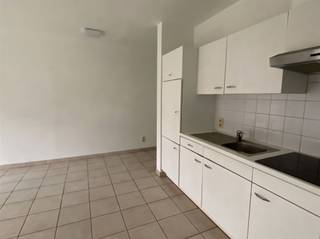 Dit instapklare appartement is gelegen aan de Ninovesteenweg 24 in Erembodegem.Het appartement beschikt over een lichtrijke leefkeuken, een aparte...