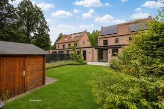 <strong>INDELING<br /></strong>Via de inkomhal met gastentoilet en praktische vestiairekast betreedt u de woning. De stijlvolle smeedijzeren deur geeft toegang tot de lichtrijke leefruimte met open keuken, gans het gelijkvloers op tegelparket. Aansluitend bevindt zich de inpandige garage, uitgerust met tal van op maat gemaakte kasten die zorgen voor extra bergruimte, ook een plaats voor wasmachine en droogkast op hoogte is hier voorzien. Buiten wacht een volledig afgesloten tuin waar u in alle privacy kunt genieten van het terras, afgewerkt met een zonneluifel voor extra comfort op warme dagen. De trap is uitgerust met automatische ledverlichting.<br />Op de eerste verdieping bevinden zich twee volwaardige slaapkamers, een apart toilet en een badkamer met ligbad en wastafel.<br />De tweede verdieping vormt een echte mastersuite met een ruime slaapkamer, een praktische dressing, een tweede badkamer met wastafel en douche en een apart toilet.<br /><br /><strong>BIJZONDERHEDEN</strong><br />Deze woning wordt verwarmd met aardgas en is op het gelijkvloers voorzien van vloerverwarming, op de verdieping van radiatoren. In de nachthal hangt een airco. Er werd ook domotica voorzien.<br /><br /><strong>POSITIEVE ASPECTEN</strong><br />Instapklaar<br />Zuid gerichte tuin<br />Tijdloze bouwstijl<br />Jonge woning