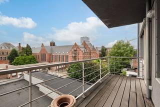 <strong>Zeer goed en ruim onderhouden appartement van ca. 144 m², gelegen op de 3de verdieping van Residentie Swinnenhof. Dit ruime appartement bevindt zich in het centrum van Turnhout en biedt aan de achterzijde een prachtig en rustig uitzicht op het Heilig-Graf. De residentie is voorzien van een lift. Dankzij de zeer centrale ligging bevindt u zich op wandelafstand van de Grote Markt. Bovendien beschikt het appartement over een gunstige EPC-score van 129 kWh/m² (label B en een conforme elektrische installatie. <span>De vraagprijs is inclusief een privé kelderberging en garage ter waarde van 28.000 EUR.</span></strong><br /><br /><span>Indeling van het appartement</span>: <br /><br />Wanneer u binnenkomt, wordt u ontvangen in een ruime inkomhal met plaats voor een vestiairekast. Vanuit hier heeft u via een glazen deur toegang tot de lichtrijke woonkamer, die dankzij de grote raampartijen geniet van veel natuurlijk daglicht en voorzien is van brede schuifbare raampanelen. De woonkamer sluit mooi aan op de moderne open leefkeuken met kookeiland, uitgerust met kookvuur, vaatwasser, koelkast, oven en microgolf, en die desgewenst kan worden afgesloten met stijlvolle Japanse schuifpanelen. Aansluitend vindt u een praktische berging met cv-ketel en aansluitingen voor wasmachine en droogkast. <br /><br />Via de nachthal bereikt u het gastentoilet en een tweede berging, die desgewenst kan dienen als extra badkamer of dressing. Verder beschikt u over twee slaapkamers met ingemaakte kasten, waarvan één voorzien is van een handig opklapbed, en een badkamer met ligbad, wastafel en inloopdouche.<br /><br />Aan de achterzijde bevindt zich een ruim terras dat zich uitstrekt over de volledige breedte van het appartement. Vanuit beide slaapkamers heeft u rechtstreeks toegang tot dit terras, waar u in alle rust geniet van het groene uitzicht op het Heilig-Graf, volledig vrij van inkijk. <br /><br /><span><strong>Inclusief een privé kelderberging (nr. 17) en een garagebox (nr. 12) van ca. 28 m² ter waarde van 28.000 EUR.</strong></span><br /><br /><span>Bijzonderheden:</span> <br />- Centrale verwarming op aardgas (HR-ketel) <br />- Airconditioning in woonkamer <br />- Eiken parketvloer in woonkamer en slaapkamers<br />- Veel ingemaakte kasten (waarvan één is voorzien van een opklapbed) <br />- Lift aanwezig<br />- Inclusief garagebox en privé kelderberging<br />- Gemeenschappelijke kosten: 127,40 EUR (incl. blokpolis)<br />- Zeer gunstige EPC-score van 129 kWh/m² (B-label)<br />- Elektrische installatie conform<br />- Asbestveilig <br />- Zonnewering in de woonkamer en in de slaapkamers <br /><br />Bekijk dit appartement via onze virtual tour: https://tour.giraffe360.com/14194c627c054e22b64ac74686471648/