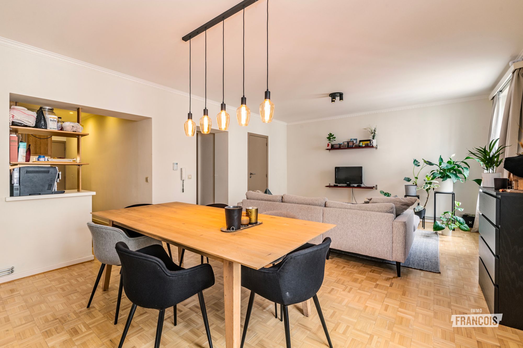 Instapklaar 2 slaapkamer appartement in de Europese wijk - foto 4
