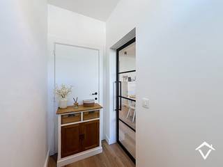 Bijzonder lichtrijke, comfortabel vernieuwde woning met terrastuin. Bestaat uit inkom, gastentoilet, living, modern ingerichte keuken, geriefelijke berging/wasplaats, ZW-gerichte terras/stadstuintje. Op 1ste verd. grote slaapkamer en badkamer (ligbad, douche, wc, wastafel), en vaste trap naar dakverdieping waar zich nog 2 kleinere slaapkamers zich bevinden. Gunstig EPC. <br />Maximale bezetting: koppel met 2 kinderen. Bezoekcapaciteit is beperkt, gezien de woning nu nog bewoond is. <br />Pas vrij vanaf 01/02/2027. Mail louis@vastgoedsinnaeve.be.<br /><br />Bij interesse, gelieve enkel en alleen te reageren via het contactformulier. Wij contacteren u terug van zodra een bezoek mogelijk is.