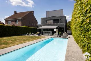 Ben je op zoek naar een energiezuinige en moderne villa met 3 slaapkamers in Ninove? Gevonden!Deze stijlvolle villa uit 2009 is gelegen op een...