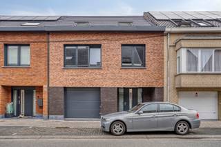 Zeer vlot bereikbare en rustig gelegen casco nieuwbouwwoning die kan afgewerkt worden naar eigen smaak. Deze solide constructie bestaat op...