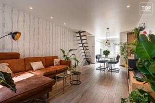 Een fijne woning is een rustige straat op fietsafstand van Gent centrum. <br /><br />De woning werd in 2019 totaal gerenoveerd met een optimale indeling en afwerking. <br />De indeling is als volgt: Op het gelijkvloers vindt u een ruime, lichtrijke leefruimte, een volledig geïnstalleerde keuken met veel kastruimte, zo zijn de wasmachine en droogkast netjes opgeborgen in deze wand. Verder op het gelijkvloers een mooie badkamer en buiten een gezellige ruimte met zon.<br /><br />Boven zijn er twee slaapkamers en een derde, doorloopruimte die nu dienst doet als dressing. De master bedroom is voorzien van airco. In de dressing zijn er warm, koud water en een waterafvoer, hier kan eventueel de wasmachine geplaatst worden. <br /><br />De elektrische installatie is conform, de woning is asbestvrij en voorzien van centrale verwarming op gas. <br /><br />Een woning met een goede indeling, op een fijne plek.<br /><br />Beschikbaar 1 week na akte. <br /><br />Contacteer Top Vastgoed voor een bezoek op 0475 700 700.