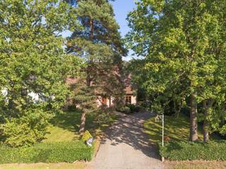 Deze woning op een prachtig perceel heeft heel wat troeven dankzij haar ruimte en ligging.Via de ruime oprijlaan bereikt u de achtergelegen garage en carport. Op het gelijkvloers bevinden zich drie slaapkamers met parketvloer en een badkamer met een vernieuwde inloopdouche.De ruime, lichte leefruimte biedt een uniek zicht op de prachtige, open en privatieve tuin, waar het houden van een paard mogelijk zou zijn. Aansluitend aan de leefruimte bevindt zich de keuken met een ruime berging/wasplaats.De bovenverdieping is bereikbaar via een vaste trap en strekt zich uit over de volledige breedte en diepte van de woning. Deze verdieping vormt momenteel een mooie polyvalente ruimte en biedt tal van mogelijkheden. Denk bijvoorbeeld aan een masterbedroom met dressing en badkamer, met daarnaast nog voldoende plaats voor een extra polyvalente ruimte, bijkomende slaapkamers of een kantoor.Achteraan bevindt zich een garage met daarboven een zolder. Ook deze ruimte biedt heel wat mogelijkheden.Kortom, een degelijke woning op een uniek perceel.De weergegeven bewoonbare oppervlakte is louter informatief en werd overgenomen uit het EPC-attest.