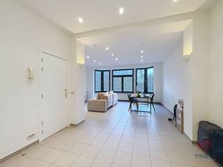 SCHAERBEEK, bordering Woluwe, near RTBF and the E40, close to public transport, in a small and very quiet building, pleasant UNFURNISHED apartment of ±70m² living space. It is composed as follows: bright living room of ±30m², fitted kitchen, night hall, bedroom of ±18m², bathroom, separate toilet and cellar. Measurements provided for information purposes only. EPC: G. Individual gas boiler present. Monthly service charge provision: €80 (common areas). Available on 01/02/2026! Also visit our Facebook page: https://www.facebook.com/Trevi.location.Est