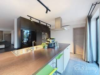 Ruim en luxueus duplex appartement (ca. 190m²) met 2 zonne terrassen, gelegen op loopafstand van het centrum. Inkomhal met vestiaire, ruime...