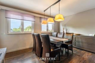 Voor meer info en foto’s, surf naar www.swevers.be – Instapklaar appartement op de 2de verdieping aan de Donkweg 52 bus 6 in Zonhoven. Met een bewoonbare oppervlakte van 73,60 m² beschikt deze woning over een praktische indeling, veel natuurlijke lichtinval en twee slaapkamers. Het appartement werd gebouwd in 1979 en grondig gerenoveerd in 2020. Zo werden de keuken, badkamer, elektriciteit, het dak en de PVC-ramen met driedubbel glas vernieuwd. De leefruimte van 30 m² biedt voldoende plaats voor een gezellige zithoek en eethoek. De aansluitende keuken is compact en functioneel ingericht. De grootste slaapkamer meet 10 m², terwijl de tweede kamer van 8,34 m² ideaal is als kinderkamer, bureau of hobbyruimte. Een kelderberging en een ruime garage van 38,40 m² zorgen voor extra opslag- en parkeermogelijkheden. Dankzij de recente renovaties is dit appartement onmiddellijk klaar voor gebruik. De ligging is bovendien bijzonder praktisch, met openbaar vervoer op 50 meter, winkels en ontspanning op 500 meter, het centrum van Zonhoven op 1 km, scholen op 1,5 km, de autosnelweg op 3 km en Hasselt op slechts 9 km. Een ideale keuze voor wie comfortabel en zorgeloos wil wonen op een vlot bereikbare locatie. Voor meer informatie, bel 011 255 155. Bron bewoonbare oppervlakte: EPC – verslag.
