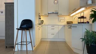 Gezellig gelijkvloers appartement in het centrum van Halen, incl. ondergrondse staanplaats en kelderberging.<br /><br />Op zoek naar een gezellig, instapklaar en centraal gelegen appartement?<br />Dit gelijkvloers appartement in het centrum van Halen combineert comfort, een praktische indeling en een aangenaam zonnig terras.<br /><br />Het appartement omvat een gezellige woonkamer met zithoek en eetplaats, aansluitend een open keuken, twee slaapkamers, een badkamer met ligbad en aparte douche, en een handige berging/stookplaats.<br /><br />Een absolute troef is het gezellige zonnige terras met achteruitgang, waar je heerlijk kunt genieten van de buitenlucht.<br />Met de lift kan je makkelijk naar de ondergrondse autostaanplaats en berging die in de prijs zijn begrepen.<br /><br />Dankzij de centrale ligging bevinden winkels en dagelijkse voorzieningen zich vlakbij.<br />Ook de opritten van de autosnelweg zijn vlot bereikbaar, zowel richting Leuven/Brussel als Hasselt.<br /><br />Het appartement werd gebouwd in 2008 en is volledig instapklaar.<br />In 2025 werd de verwarmingsketel vernieuwd, wat opnieuw zorgt voor extra comfort en zekerheid.<br /><br />Dit appartement is bijzonder geschikt voor alleenstaanden, gepensioneerden of starters, maar vormt dankzij de aantrekkelijke ligging en praktische indeling eveneens een interessante investering als opbrengsteigendom.<br /><br />Interesse? Maak dan gerust een afspraak via 013/29.40.40.<br /><br />Mis deze kans niet en kom zelf de troeven van dit gezellige appartement ontdekken!<br /><br />EPC: 191 kWh/m² - UC: 20210727-0002445555-RES-1<br />(Woongebied-Vergunning-Geen verkavelingsvergunning-Geen voorkooprecht-Geen rechterlijke herstelmaatregel of bestuurlijke maatregel opgelegd)<br />Maatregelenregister: Geen maatregelen