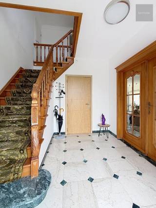 <strong>Ruime, statige villa met 4 slaapkamers en prachtige tuin – een unieke kans!</strong><br />Op zoek naar een woning met karakter, ruimte en eindeloos veel potentieel?<br />Deze statige villa biedt een solide basis voor wie droomt van een stijlvolle thuis die volledig naar eigen smaak kan worden opgefrist.<br />De woning beschikt over vier volwaardige slaapkamers, royale leefruimtes en een praktische indeling die tal van mogelijkheden biedt.<br />De vele raampartijen zorgen voor een aangename lichtinval en versterken het gevoel van ruimte.<br />Buiten geniet u van een zalige, groene tuin waar rust en privacy centraal staan.<br />Een ideale plek om te ontspannen, te tuinieren of gezellige momenten door te brengen met familie en vrienden.<br />Met haar authentieke uitstraling, ruime volumes en uitstekende renovatiemogelijkheden vormt deze villa de perfecte kans om er een warme gezinswoning of een elegante droomwoning te creëren.<br />Troeven:
<ul>
	<li>Statige villa met veel karakter</li>
	<li>4 ruime slaapkamers</li>
	<li>Royale leefruimtes</li>
	<li>Zonnige, groene en privacyvolle tuin</li>
	<li>Solide constructie met tal van mogelijkheden</li>
	<li>Op te frissen naar eigen smaak</li>
	<li>Ideaal voor gezinnen of liefhebbers van ruimte en charme</li>
</ul>
Laat u verrassen door de mogelijkheden van deze unieke eigendom en plan vandaag nog uw bezoek via angelo@immo-termote.be of 0497/429.446.