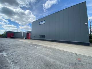 Located in the industrial zone in Erpe-Mere near the E40 (1 min drive), this warehouse of approx. 600 sqm is situated. The warehouse has 1...