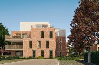 <strong>INDELING<br /></strong>Dit appartement beschikt over een lichtrijke leefruimte met open keuken en toegang tot het ruime terras. Verder telt dit appartement 1 slaapkamer, een badkamer, apart toilet en berging.<br /><br /><strong>BIJZONDERHEDEN</strong><br />Ondergrondse parking en berging zijn niet inbegrepen in de verkoopprijs.<br />Dankzij de moderne en hedendaagse technieken wordt het zeer energiezuinig en duurzaam wonen.<br /><br /><strong>POSITIEVE ASPECTEN<br /></strong>Nieuwbouw<br />Energiezuinig<br />Kwalitatieve materialen<br />Groene ligging met eigen parktuin<br />Vlakbij "Domein de Renesse"