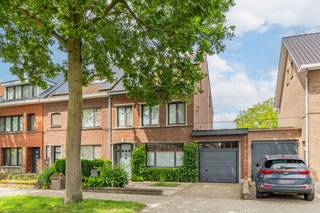 <p>Ligging: deze woning is gelegen aan de groene rand van de stadskern van Turnhout, vlakbij het Begijnhof, met een zeer goede verbinding naar het station, openbaar vervoer, het winkelcentrum en scholen. <br /><br />Omschrijving: <br />Deze verzorgde, ruime half-open bebouwing vinden we terug in een charmante, groene straat in het centrum van Turnhout. De woning werd recent vernieuwd en beschikt over een energiezuinig EPC label B (188kWh/m²). Zo is de woning goed geïsoleerd, is er HR+ dubbele beglazing en zijn er recent 9 zonnepanelen geplaatst. <br />Op het gelijkvloers bestaat de woning uit een inkomhal, een lichtrijke open leefruimte bestaande uit een zithoek en eetgedeelte en achteraan een geïnstalleerde keuken met extra eetgedeelte. Ook de badkamer bevindt zich op het gelijkvloers en beschikt over een ligbad/douche en een badkamermeubel. Het toilet is apart.<br />Op de eerste verdieping vinden we 2 ruime slaapkamers, een apart toilet en een hobbykamer dewelke ook als bureauruimte kan dienen. Er is reeds een vaste trap naar de zolder waar we de derde slaapkamer terugvinden.<br />De woonst is gelegen op een prachtig perceel van 480m² en beschikt over een groot terras en een mooie aangelegde tuin. Parkeren is mogelijk zowel in de inpandige garage als op de oprit.<br /><br />De beschikbaarheid van de woning is af te spreken met de eigenaars.</p>