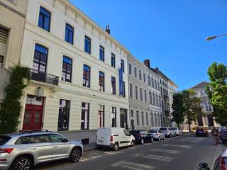 Deze Kantoorruimte bevindt zich in een sublieme en karaktervolle herenwoning. De kantoorruimte van 325 m² is gelegen op enkele passen van de rechtbank en is toegankelijk via een privatieve en statige inkomhal. De eigenlijke kantoorruimte situeert zich op de tweede en derde verdieping en heeft volgende indeling. Tweede verdiep: ontvangstruimte, keukenruimte en 6 afzonderlijke burelen. Op de derde verdieping: een polyvalente ruimte, 2 afzonderlijke burelen, zeer ruime vergaderzaal en een archiefruimte. Beide verdiepen zijn toegankelijk via een lift. Parking beschikbaar. <br /><br />Interesse? Bel of mail Jasper 0479/27.71.92 - Jasper@immopottelberg.be