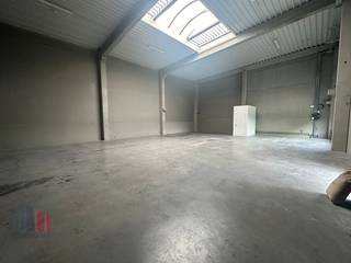 KMO-unit met een oppervlakte van 252 m² te koop. Uitstekend gelegen nabij de commerciële Geallieerdenlaan (N58) met een vlotte verbinding naar de...