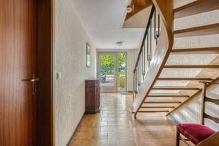 <p>This spacious <strong>semi-detached bell floor apartment</strong> with a living area of <strong>193 m²</strong> combines comfort, functionality and a pleasant outdoor space. Through the spacious entrance hall with separate guest toilet you enter the house. From the hall you have access to the <strong>indoor garage</strong> and the adjacent practical <strong>laundry room</strong>.</p><p>On the second floor is the <strong>bright living space</strong>, finished with a low maintenance stone floor. The open,  installed kitchen is equipped with a gas hob, extractor hood, dishwasher and numerous built-in cupboards, giving you plenty of storage space. Adjacent to the living space is a cozy enclosed veranda, which not only creates additional living space but also, in addition to access through the garage, offers a direct connection to the <strong>large, sunny garden of approx. 286 m²</strong> at the rear. The second floor comprises <strong>three full-size bedrooms</strong> and a <strong>bathroom</strong>, furnished with a bathtub, a second toilet and a sink unit. Thanks to its practical layout, generous spaces and large garden, this property makes an ideal family home in a pleasant location.</p><p>Additional assets:<br />- Roller shutters<br />- EPC: 323 kWh/m² (D-score -> NO renovation requirement)<br />- Central location within walking distance of stores, restaurants and public transport<br />- Industrial area, no VKR<br />- The register of measures and urban development extract has been requested</p><p>For more info visit www.coenenvastgoed.be or call 03/375.82.92. </p>