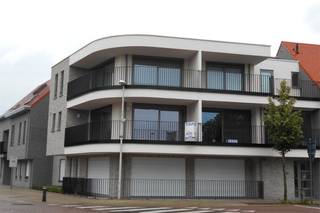 Instapklaar en ruim appartement met o.a. 2 slaapkamers, terras, lift, kelderberging. Gemeenschappelijke kosten €50/maand. EPC = 68.  Geen...