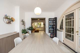 In hartje Borsbeek ontdek je deze instapklare en ruime semi half open eengezinswoning, ideaal voor gezinnen die op zoek zijn naar ruimte en een uitstekende bereikbaarheid.<br /><br />Bij het betreden van de woning kom je terecht in een lichtrijke inkomhal die toegang geeft tot de gezellige leefruimte. Dankzij de vele raampartijen geniet je hier de hele dag door van een aangename natuurlijke lichtinval. Aansluitend bevindt zich een praktische hal met ingemaakte kast. <br /><br />Aansluitend komen we in de ruime keuken terecht. Deze is uitgerust met veel opbergruimte, een oven, dampkap, gasvuur en een lavabo. Vanuit de keuken heb je rechtstreeks toegang tot de zonnige tuin, een waar paradijs voor fruitliefhebbers. Hier geniet je van een prachtige verzameling fruitplanten, waaronder een druivelaar, kiwistruik, kersenboom, frambozen, braambessen en blauwe en rode bessen. De tuin heeft vanaf ongeveer 10 uur 's morgens tot de avond zon en beschikt bovendien over een handige achteruitgang voor fietsen en het buitenzetten van vuilnisbakken.<br /><br />Op het gelijkvloers bevindt zich eveneens een ruime badkamer, uitgerust met een ligbad, aparte douche, lavabo, toilet en aansluitingen voor een wasmachine en droogkast.<br /><br />De eerste verdieping biedt plaats aan vier volwaardige slaapkamers, waarvan drie ruime kamers en één kleinere, ideaal als kinder-, logeer- of bureauruimte.<br /><br />Daarnaast beschikt de woning nog over een ruime, droge kelder die perfect dienst kan doen als extra bergruimte.<br /><br /><u><strong>Troeven van deze woning:</strong></u><br />* Instapklaar, mits kleine opfrissingswerkjes naar eigen smaak<br />* Semi halfopen bebouwing, grenzend aan de nieuwe wijk Windmolenberg waar de kinderen in de zomer heerlijk buiten kunnen spelen<br />* 4 volwaardige slaapkamers<br />* Zonnige tuin met tal van fruitplanten<br />* Praktische achteruitgang voor fietsen en vuilnisbakken<br />* Ruime droge kelder<br /><br />Gelegen tegenover het Fort van Wommelgem en op wandelafstand van het Fort van Borsbeek<br />Vlotte verbinding naar belangrijke invalswegen, winkels, scholen en openbaar vervoer in de directe omgeving<br /><br />Ben je op zoek naar een ruime gezinswoning op een centrale ligging met een heerlijke tuin? Dan is deze woning zeker een bezoek waard!