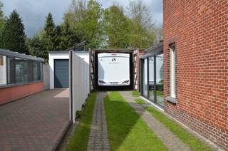 BELSELE: dichtbij Belsele Dorp en nabij uitvalswegen E17: halfopen bebouwing in goede staat - Indeling: gelijkvloers: inkom, zithoek, eetkamer, keuken, wasplaats, toilet, veranda, droge kelder - verdieping: 2 slaapkamers en badkamer met inloopdouche, toilet en lavabomeubel - dakverdieping via vaste trap: slaapkamer 3 - ramen 3-dubbel glas uit 2016 - de woning is overal heel goed geïsoleerd - door een kleine ingreep, met name lucht/lucht warmtepompen te plaatsen daalt EPC van D naar B (slechts ca 120 kWh) - zeer ruime garage (ca 38 m2) - mooie tuin - grondoppervlakte 342 m2