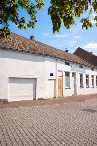 Ancien établissement horeca avec garage et dépendances, situé sur la place de l’église du village rural de Zarlardinge. Dans ce quartier verdoyant...