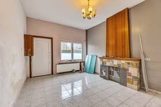 <p>Pour plus d'informations ou pour organiser une visite, appelez le 053 59 49 31. Cette charmante maison offre un bel équilibre entre espace, luminosité et potentiel. Avec une surface habitable d'environ 160 m², c'est la maison idéale pour les familles, les jeunes couples ou les acheteurs bricoleurs à la recherche d'un bien offrant des possibilités d'agrandissement. En entrant dans la maison, vous découvrez un vaste hall d’entrée qui procure immédiatement une agréable sensation d’espace. Grâce à la coupole présente dans le toit, l’espace de vie baigné de lumière bénéficie d’un abondant apport de lumière naturelle, ce qui crée une ambiance chaleureuse et agréable. Le rez-de-chaussée comprend également une cuisine et une salle de bains, ce qui renforce le confort au quotidien. La maison dispose actuellement de deux chambres. De plus, le vaste grenier peut facilement être aménagé en une grande pièce supplémentaire ou en deux chambres supplémentaires, ce qui est idéal pour ceux qui souhaitent créer un espace de vie supplémentaire ou qui recherchent un investissement intéressant à forte plus-value. À l’extérieur, vous profiterez d’un jardin agréable et facile d’entretien, où il fait bon vivre sans que cela ne demande beaucoup d’efforts. Sur le plan énergétique également, d’importants travaux ont déjà été réalisés : le toit plat et le toit en pente ont tous deux été rénovés et isolés. Le prix indiqué est un prix indicatif.</p>