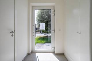 Deze nieuwe, halfopen woning is voorzien van alle hedendaagse comfort en is gelegen in een rustige wijk op enkele minuten van centrum Roeselare. (3km van de Grote Markt) en op slechts 2km van het station.<br /><br />De woning is volledig afgewerkt inclusief:
<ul>
	<li>Schilderwerken</li>
	<li>Aanleg tuin en omheining</li>
	<li>Keuken, badkamer, vloeren</li>
	<li>Oprit en terras</li>
</ul>
<br />De lichtrijke woningen zijn voorzien van een inkomhal met toilet, lichtrijke leefruimte met open keuken, volledig geïnstalleerde keuken, 2 bergingen, 3 slaapkamers en een ruime badkamer met bad, douche en dubbel lavabomeubel. Het badkamermeubel en de keuken kunnen nog gekozen worden naar eigen smaak en wens. <br />Er is de mogelijkheid tot het plaatsen van een carport. <br /><br />De ligging is zeer rustig en heeft een uitstekende verbinding met de E403 Kortrijk- Brugge. In de dichte omgeving vindt u verschillende winkels zoals een bakkerij, slagerij, grootwarenhuizen, frituur. Ook sportclubs, fietsroutes, voetbalplein en een atletiekpiste zijn in de omgeving te vinden.<br /><br /><strong>Lot 01 (Halfopen bebouwing met mogelijkheid voor een carport) TE KOOP</strong>

<ul>
	<li>Grondoppervlakte 298 m²</li>
	<li>Bewoonbare oppervlakte 135 m²</li>
	<li>€  333.932,00 (prijs excl. btw en registratierechten)</li>
	<li>E-peil 30</li>
</ul>
<br />Wens je een afspraak om deze woningen te ontdekken? Contacteer ons op 051/201.400 