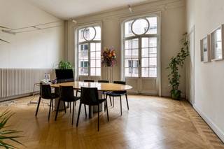 Statig gebouw op residentiële locatie nabij Albertpark<br /><br />Voormalig herenhuis uit 1900 in Neorégencestijl met een monumentale façade is afgewerkt met mansardedak en witte natuursteen en herbergt momenteel royale kantoorruimtes. E<span>en golvend balkon met consoles en sierlijke smeedijzeren borstwering sieren de gevel.</span><br /><br />Dubbele houten deur geeft toegang tot het eigendom. Een centrale trapzaal met prachtige lichtinval via de lichtkoepel verbindt de verscheidene vertrekken. Het originele schrijnwerk in combinatie met parketvloeren en hoge plafonds geven authenticiteit en eigenheid. Twee ruime aaneensluitende kamers worden verbonden door een majestueuze openslaande deur met glazen invulling, voorzien van ijzeren smeedwerk en ingebouwde opberging. Grote raampartijen in de achterkamer bieden zicht op volgroeide bomen en toegang tot de buitenruimte. <br />Vervolgens leidt de trap naar de verdiepingen die telkens onderverdeeld zijn in verschillende kantoren en voorzien van sanitair. Authentieke elementen werden behouden. <br /><br />Het gebouw is tevens volledig onderkelderd. <br /><br />Er bevinden zich ruime parkeerfaciliteiten op het terrein. Het perceel is afgesloten door middel van een smeedijzeren inrijpoort met natuurstenen pijlers. <br /><br />Het gebouw is gelegen nabij verscheidene invalswegen met goede ontsluiting van en naar de stad met de wagen en openbaar vervoer.