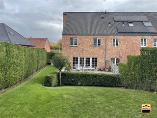 Recente eengezinswoning met 3 slaapkamers en leuke tuin op gunstige locatie* Energiezuinig (EPC--label: B)* Elektriciteit conform het AREI Deze...