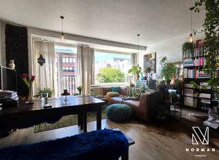 We komen dit gezellige appartement op de 2e verdieping binnen via de gerieflijke hall die uitgeeft op de lichtrijke leef- en eetruimte. De mooie...