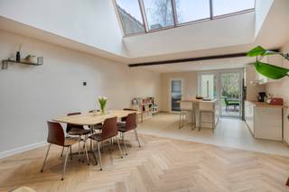 Op een vlot bereikbare ligging in Heule bevindt zich deze volledig en kwalitatief gerenoveerde woning waar comfort, licht en energiezuinigheid centraal staan. Dankzij de grondige renovatie en moderne technieken behaalt de woning een gunstig EPC-label B.De inkomhal geeft toegang tot de lichtrijke leefruimte met grote raampartijen en een lichtstraat. De open indeling sluit naadloos aan op de keuken met zicht op de tuin. Vanuit de leefruimte bereikt u het terras en de zuidgerichte tuin van ca. 250 m², waar u de hele dag door van de zon kan genieten.Op het gelijkvloers bevindt zich ook een badkamer naast het terras, uitgerust met bad, douche, lavabo en toilet.Op de eerste verdieping bevinden zich twee slaapkamers, een gedeelde badkamer en een apart toilet in de gang. De tweede verdieping herbergt de master bedroom met mooi uitzicht op de tuin.De woning werd technisch volledig vernieuwd en voorzien van vloerverwarming, warmtepomp en zonnepanelen. Daarnaast zijn ook de daken vernieuwd, de woning volledig geïsoleerd en alle leidingen vervangen.Verder beschikt de woning over een kelder en een garage met sectionale poort, voorzien van codeklavier en afstandsbediening.Een ideale opportuniteit voor wie op zoek is naar een energiezuinige, instapklare woning met veel licht en een mooie zuidgerichte tuin in het mooie Heule nabij Kortrijk.Bezoekmoment voorzien op 1, 4 en 5 april.De algemene voorwaarden van Dewaele DIY kunt u steeds raadplegen via dewaele.com.