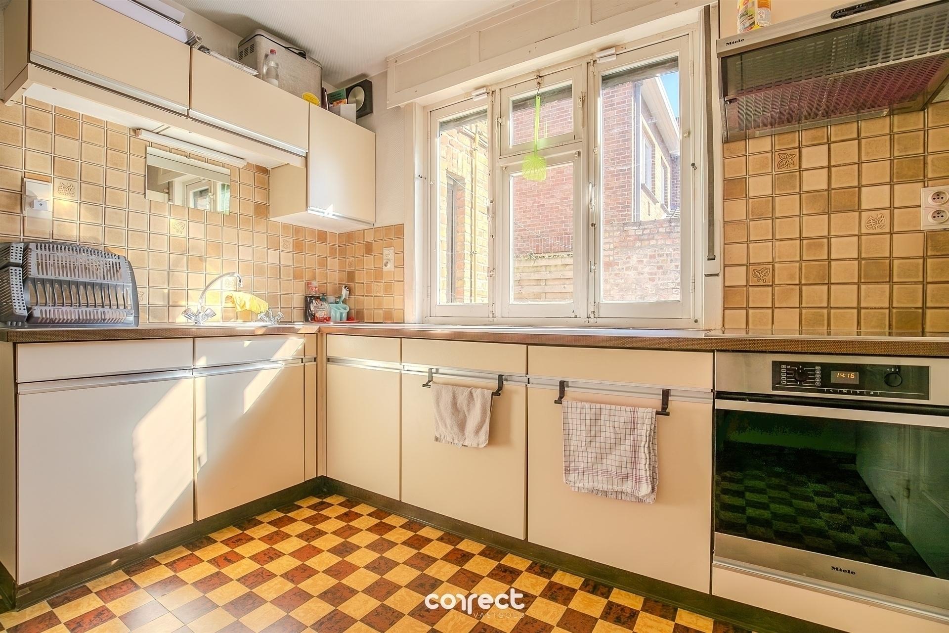Halfopen bebouwing met oprit, garage, tuin en 3 slaapkamers. - foto 4