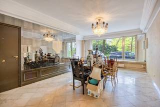 Gelegen op een uitstekende locatie aan het Albertpark en Harmoniepark bevindt zich dit charmante gelijkvloers appartement aan de Prins Albertlei 3 te Antwerpen. U woont hier op een bijzonder centrale ligging, met tram- en bushaltes op wandelafstand, en geniet tegelijk van de nabijheid van twee aangename parken.<br /><br />We betreden het appartement via de lichtrijke leefruimte, waar de grote raampartijen aan de straatzijde zorgen voor een aangename natuurlijke lichtinval en een open gevoel. Aansluitend bevindt zich de open keuken, die naadloos overgaat in de badkamer.<br /><br />De badkamer is ingericht met een inloopdouche, toilet en badkamermeubel. Via een vaste trap binnenin het appartement bereiken we de kelderverdieping, waar zich een zeer ruime slaapkamer bevindt.<br /><br />Achteraan het gebouw kunnen de mede-eigenaars gebruikmaken van een gemeenschappelijke tuin, wat een mooie extra troef vormt in deze stedelijke omgeving. Daarnaast is er ook een gemeenschappelijke fietsenstalling aanwezig.<br /><br />Een interessante opportuniteit voor wie op zoek is naar een praktisch ingedeeld appartement op een centrale ligging in Antwerpen, vlak bij groen, openbaar vervoer en alle dagdagelijkse voorzieningen.