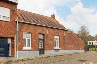 GELIJKVLOERSLeefruimte 26,5 m² op linoleum met mazoutkachel. Eetkamer 17,5 m² op linoleum. Keuken 6,5 m² op linoleum met enkele spoelbak.Eerste...