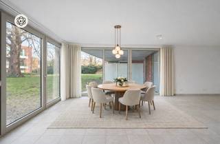 <p>Deze hoogwaardig afgewerkte appartementen zijn uitzonderlijk gelegen in het hart van Ronse, waar comfort en rust perfect samengaan. <br />Op wandelafstand van winkels en openbaar vervoer, en toch geniet u hier van volledige privacy en sereniteit.<br /><br />Elk appartement biedt alle hedendaagse comfort en beschikt over mooie terrassen met een open zicht op de groene binnentuin. <br />De lichtrijke leefruimtes worden gekenmerkt door grote raampartijen, die zorgen voor een aangename sfeer en een sterke connectie met het groen.<br /><br />Bovendien zijn de appartementen energiezuinig en maken ze deel uit van een klassevolle residentie, waar wonen in het centrum hand in hand gaat met groen, rust en kwaliteit.<br /><br />Bezoek na afspraak met Immo Beguin, jouw vastgoedexpert sinds 2009.<br />✉️ guido@immobeguin.be</p>