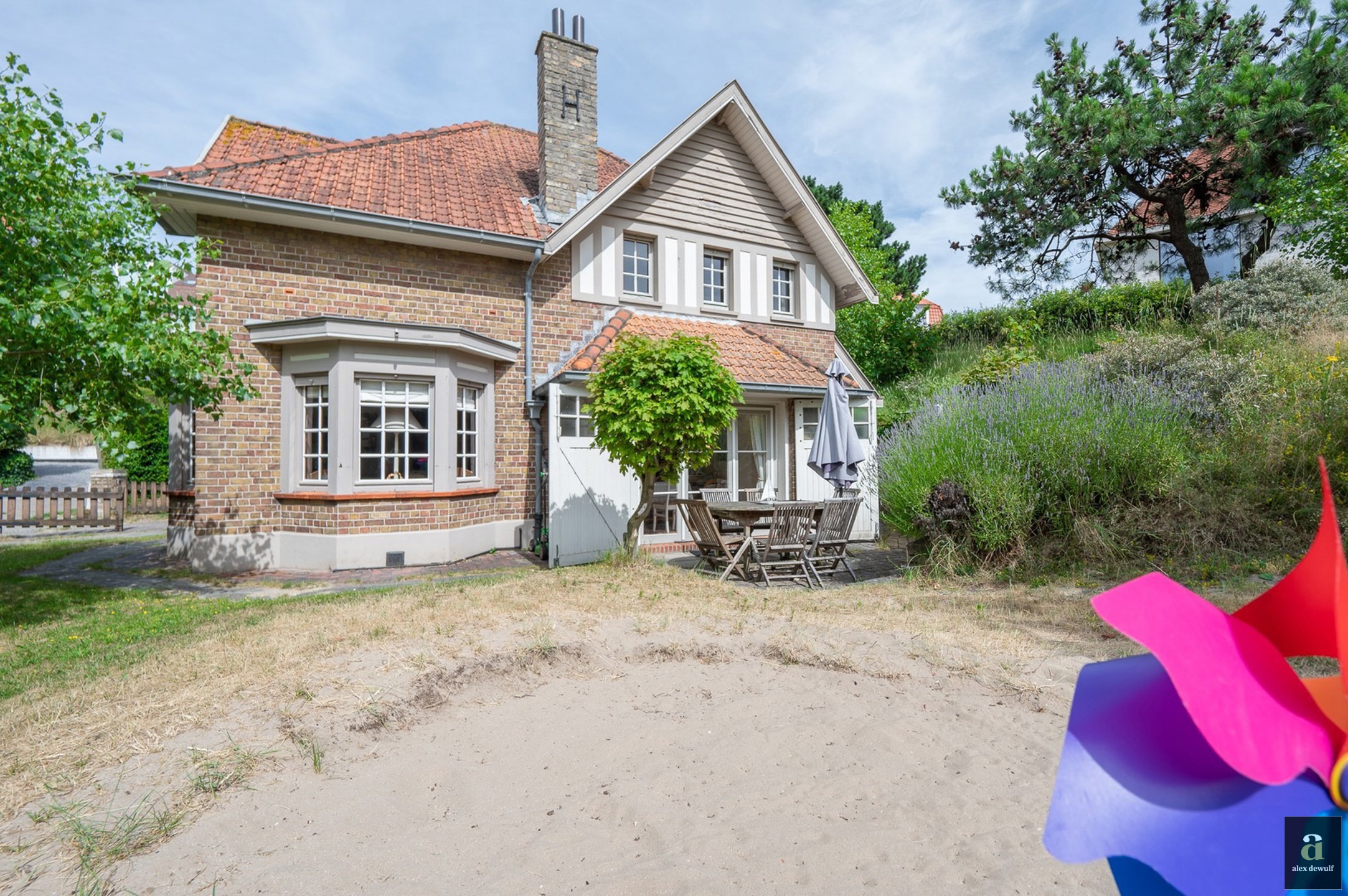 Uiterst charmante villa, rustig gelegen in een verscholen paadje in het Zoute op wandelafstand van de zee. - foto 3