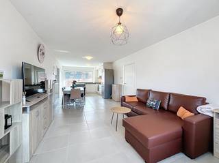 Ruim en energiezuinig appartement in het centrum van RoeselareDit lichtrijk appartement is ideaal gelegen in het centrum van Roeselare, op wandelafstand van het station, winkels en horeca.Het appartement beschikt over een ruime inkomhal, een open en volledig uitgeruste keuken die aansluit op de ruime leefruimte met veel natuurlijke lichtinval. Vanuit de leefruimte is er toegang tot het zuidgerichte terras. Verder zijn er twee slaapkamers, waarvan één zeer ruime slaapkamer, een badkamer met bad en een praktische berging.Het appartement bevindt zich in een verzorgd gebouw met lift en heeft een EPC-label A, wat zorgt voor een zeer energiezuinige woonst.Extra troeven zijn de gemeenschappelijke fietsenberging en een autostaanplaats.De huurprijs bedraagt:€800.00/maand€60.00/maand voorschot syndic€60.00/maand autostaanplaats (optioneel). Bij interesse gelieve uw kandidatuur en gegevens via volgende link in te dienen:https://clee.be/nl/app/kandidaat-stellen/0476526158/80682fea-158f-f111-9b33-6045bd9c00f8