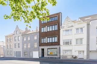 <h1><span>Statige herenwoning met karakter, ruimte en moderne luxe op toplocatie in Oostende</span></h1><p><span>Op de levendige Elisabethlaan in Oostende bevindt zich deze uitzonderlijk ruime en perfect onderhouden herenwoning, waar authentieke charme en hedendaags wooncomfort naadloos samenvloeien. Met haar indrukwekkende volumes, hoge plafonds tot maar liefst 3,95 meter, prachtige originele elementen en volledig instapklare afwerking is dit een unieke eigendom voor wie op zoek is naar karakter, ruimte en veelzijdigheid.</span></p><h2><span>Gelijkvloers</span></h2><p><span>Via de ruime inkomhal betreedt u deze stijlvolle woning. De lichtrijke woonkamer geniet van indrukwekkende plafondhoogtes en tal van authentieke details zoals sierlijke rozetten, originele haarden en prachtige plankenvloeren. Aansluitend bevindt zich een ruime eetplaats, ideaal voor gezellige diners en familiebijeenkomsten.</span></p><p><span>De recent vernieuwde, volledig ingerichte keuken is uitgerust met alle hedendaagse comfort en kwaliteitsvolle toestellen.</span></p><p><span>Verder beschikt de woning over een bijna volledig onderkelderde verdieping, wat zorgt voor een uitzonderlijke hoeveelheid opslagruimte.</span></p><h2><span>Eerste verdieping</span></h2><p><span>De eerste verdieping omvat:</span></p><ul><li><span>Ruime overloop </span></li><li><span>Apart gastentoilet </span></li><li><span>Zeer grote master bedroom </span></li><li><span>Tweede ruime kamer, momenteel ingericht als dressing </span></li><li><span>Badkamer met lavabomeubel en stijlvolle inloopdouche </span></li></ul><h2><span>Tweede verdieping</span></h2><p><span>Op de tweede verdieping bevinden zich:</span></p><ul><li><span>Apart toilet </span></li><li><span>Twee grote slaapkamers </span></li><li><span>Badkamer uitgerust met ligbad en lavabomeubel </span></li></ul><h2><span>Derde verdieping Studioverdieping</span></h2><p><span>De recent volledig vernieuwde zolderverdieping werd omgevormd tot een volwaardige studio en biedt tal van mogelijkheden, zoals inwonende kinderen, gastenverblijf, praktijkruimte of kangoeroewonen.</span></p><p><span>Deze verdieping omvat:</span></p><ul><li><span>Nieuwe keuken </span></li><li><span>Badkamer met inloopdouche, lavabo en toilet </span></li><li><span>Gezellige mezzanine met woon- en slaapgedeelte </span></li></ul><h2><span>Buitenruimte</span></h2><p><span>Het aangename zuidwestgerichte terras geniet van optimale zoninval gedurende vrijwel de volledige dag en vormt een heerlijke plek om in alle rust te ontspannen.</span></p><h2><span>Extra troeven</span></h2><p><span>Instapklaar<br />Nieuwe ramen<br />Dak vernieuwd en geïsoleerd<br />Vernieuwde keuken<br />Elektrische installatie conform<br />Centrale verwarming<br />Zuidwestgericht terras<br />Veel natuurlijke lichtinval<br />Authentieke elementen zoals rozetten, originele haarden en plankenvloeren<br />Uitzonderlijke plafondhoogtes tot 3,95 meter<br />Bijna volledig onderkelderd<br />Veel woonoppervlakte en tal van gebruiksmogelijkheden</span></p><h2><span>Garage mogelijk</span></h2><p><span>Hoewel er geen parkeermogelijkheid voor de woning is, bestaat de mogelijkheid tot aankoop of huur van een garagebox achteraan het perceel. Deze garage geeft uit op de koer van de woning, waarbij eventueel een rechtstreekse verbinding kan worden gecreëerd.</span></p><h2><span>Samengevat</span></h2><p><span>Deze karaktervolle herenwoning combineert authentieke grandeur met hedendaags comfort en biedt uitzonderlijk veel ruimte voor grote gezinnen, thuiswerkers of wie op zoek is naar een woning met een afzonderlijke studio. Een unieke kans voor liefhebbers van stijlvolle herenhuizen in Oostende.</span></p><p><span>Laat u verrassen door de indrukwekkende volumes, de overvloed aan licht en de unieke sfeer die deze prachtige woning uitstraalt.</span></p>