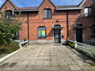 <p>Ben je op zoek naar een instapklare woning met ruimte? Dan is deze prachtige woning precies wat je zoekt!<br /><br />Deze recente woning beschikt over:<br /><br />2 slaapkamers, Volledig uitgeruste keuken, mooie leefruimte en een aangenaam terras met tuin.<br /><br />Gelegen dichtbij winkels, scholen, openbaar vervoer en op vlotte afstand van belangrijke invalswegen.<br /><br />Extra troeven: Energiezuinig, volledig geschilderd en instapklaar, veel opbergruimte.<br /><br />Interesse? Neem vandaag nog contact op voor een bezoek op 0492/82.50.00: Jerko</p>
