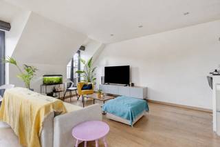 Centraal gelegen, in de historische binnenstad vinden we dit recent duplex-appartement. Aparte inkomhal met ingemaakte vestiairekasten. Ruime woon- en leefruimte (ca. 33m²) op een lichte parketvloer. Aparte eethoek (ca. 9m²) die eveneens toegang geeft tot het zonnige terras aan de voorzijde. Open ingerichte keuken voorzien van kwaliteitsvolle Miele toestellen (keramische kookplaat, koelkast met vriesvak, combi-oven en vaatwasser). Apart gastentoilet aanwezig. <br /><br />Op het verdiep 2 volwaardige slaapkamers (ca.13-11m²) die beiden toegang geven tot het tweede terras. Moderne badkamer met douche, enkele wastafel met meubel, toilet en aansluiting voor wasmachine en droogkast. Privatieve kelderberging. Vlakbij buurtwinkels, supermarkt, openbaar vervoer en universiteit.<br /><br />Ideaal voor co-housing. Beschikbaar vanaf 01/09/2026 en geschikt voor maximum 3 personen. Gunstige EPC score !