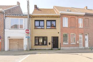 <u>Vraagprijs: 249.000 EUR</u><br /><br />✨ Bent u op zoek naar een instapklare woning met een moderne, hedendaagse uitstraling? Dan is deze prachtig gerenoveerde rijwoning in de Nieuwstraat 71 te Wevelgem precies wat u zoekt!<br /><br />📍 Topligging<br />Deze woning bevindt zich in een centrale en gegeerde buurt, op wandelafstand van winkels, scholen, openbaar vervoer en gezellige horecazaken. Dankzij de vlotte verbinding met de belangrijkste invalswegen geniet u bovendien van een uitstekende bereikbaarheid.<br /><br />🏠 Indeling<br />Bij het binnenkomen wordt u verwelkomd in een verzorgde inkomhal met gastentoilet.<br />🌟 De lichtrijke woonkamer sluit naadloos aan op de gezellige eetruimte en de moderne, volledig uitgeruste keuken. Vanuit de keuken heeft u toegang tot de onderhoudsvriendelijke binnenkoer, de ideale plek om te genieten van een ontbijt in de zon of een gezellige zomeravond.<br /><br />🛏️ Eerste verdieping<br />2 ruime slaapkamers<br />Stijlvolle badkamer met inloopdouche, toilet en modern lavabomeubel<br />Praktische wasplaats<br /><br />🛏️ Tweede verdieping<br />Royale derde slaapkamer<br />Tweede badkamer met douche en lavabo, ideaal als privé-suite of comfortabele gastenkamer.<br /><br />💎 Troeven van deze woning<br />✔️ Volledig gerenoveerd<br />✔️ Moderne en kwalitatieve afwerking<br />✔️ 3 volwaardige slaapkamers<br />✔️ 2 stijlvolle badkamers<br />✔️ Praktische wasplaats<br />✔️ Gezellige, onderhoudsvriendelijke binnenkoer<br />✔️ Centrale ligging nabij alle voorzieningen<br />✔️ Instapklaar – verhuizen zonder zorgen!<br /><br />❤️ Deze woning combineert hedendaags wooncomfort, een praktische indeling en een uitstekende ligging. De perfecte thuis voor gezinnen, jonge koppels of wie op zoek is naar een stijlvolle, instapklare woning.<br /><br />📞 Interesse? Contacteer <strong>Lukas +32 477 09 91 02 of mail lukas@vastgoedcanniere.be</strong> vandaag nog voor een bezoek en ontdek zelf de charme van deze prachtige woning!