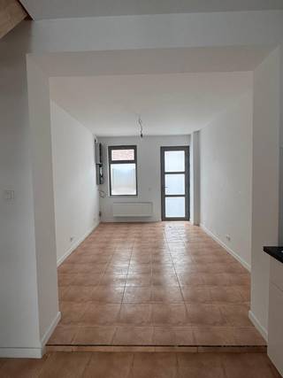 Ontdek deze gezellige woning op een mooie ligging in Ronse, midden in de groene Vlaamse Ardennen. Geniet van de prachtige natuur, talrijke wandel- en fietsroutes en een aangename woonomgeving. Indeling: Gelijkvloers: lichtrijke woon- en eetkamer, geïnstalleerde keuken, badkamer met douche en toilet, en een gezellig stadstuintje. Eerste verdieping: 2 slaapkamers met parketvloer. Tweede verdieping: ruime zolderkamer met vaste trap en parketvloer. De woning is uitgerust met centrale verwarming op aardgas.<br />Interesse? Contacteer ons vrijblijvend voor meer informatie of een bezoek op 0488/60.05.07.
