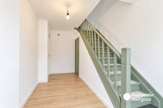Welkom in deze charmante gesloten bebouwing in de Beekstraat 27 te Oostkamp, waar u deze gerenoveerde rijwoning terugvindt in een rustige, residentiële omgeving. Winkels, scholen en andere dagelijkse voorzieningen bevinden zich op korte afstand.<br /><br />De woning werd gebouwd in 1954 en onderging in 2026 een totaalrenovatie. Op het gelijkvloers komt u binnen via de inkomhal met berging onder de trap. Aansluitend bevinden zich de gezellige leefruimte met pelletkachel. Verder beschikt de woning over een ruime keuken met een bijkeuken en biedt uitzicht op de koer. Daarnaast zijn er een afzonderlijk toilet en een praktische berging met aansluitingen voor wasmachine en droogkast.<br /><br />Op de eerste verdieping bevinden zich twee volwaardige slaapkamers, een aparte bureauruimte en een badkamer. De zolder biedt bijkomende mogelijkheden.<br /><br />Buiten geniet u van een onderhoudsvriendelijke koer en een ruime garage van 22 m².<br />Deze woning wordt aangeboden met een richtprijs. Ieder bod hoger of lager dan deze richtprijs wordt overgemaakt aan de eigenaars die al dan niet het bod kunnen aanvaarden.