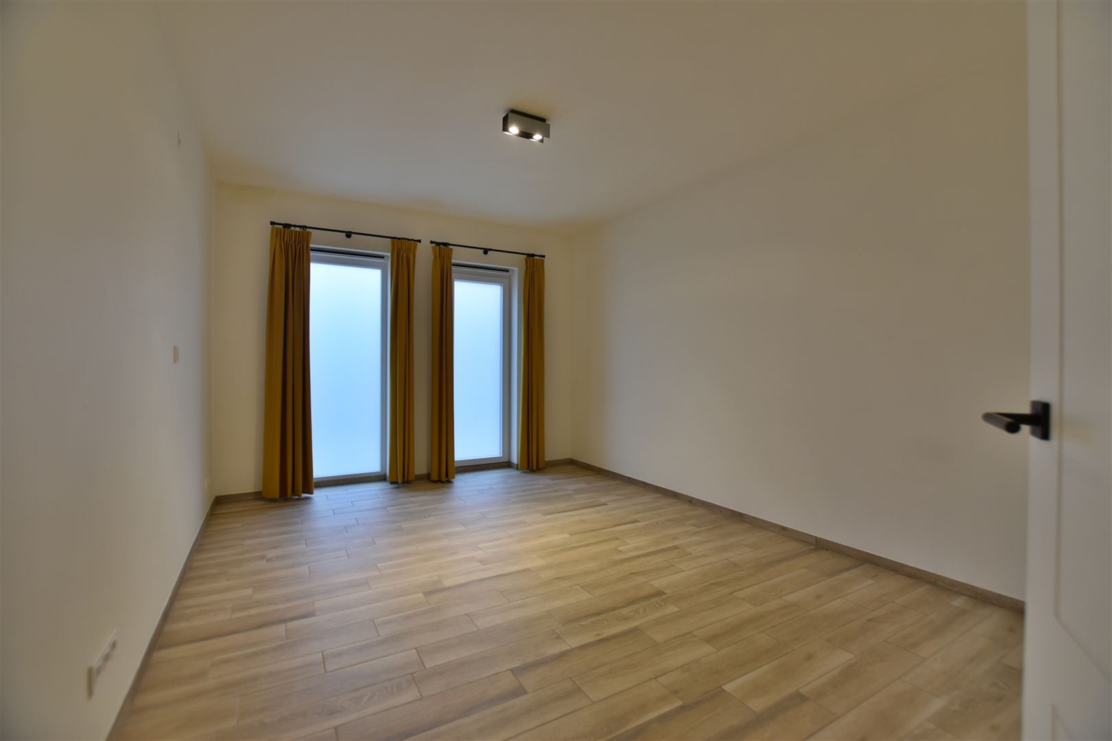 Instapklaar gelijkvloers appartement met koer en garage vrijstaande. - foto 2