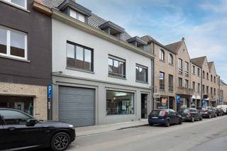In de www.oostrozebekestraat24.be in Meulebeke stellen we jou graag deze vastgoedinvestering met twee ruime woonappartementen en...