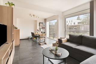 Gezinswoning met 3 slaapkamers Prachtige gezinswoning in het groen aan het water, met 3 slaapkamers, badkamer, leefruimte met open keuken en...