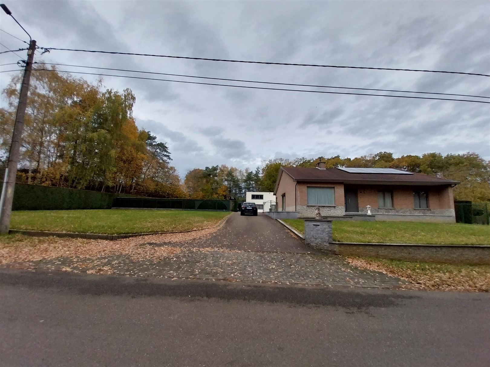 TE HUUR: Vrijstaande ruime woning met 3 slaapkamers en ruime loods! - foto 2