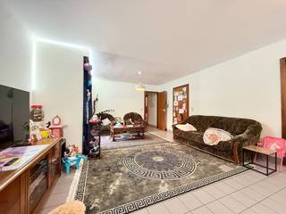 Gelegen op de gelijkvloerse verdieping van deze residentie, kan je dit appartement met twee slaapkamers terugvinden.Binnenkomen doe je in de...